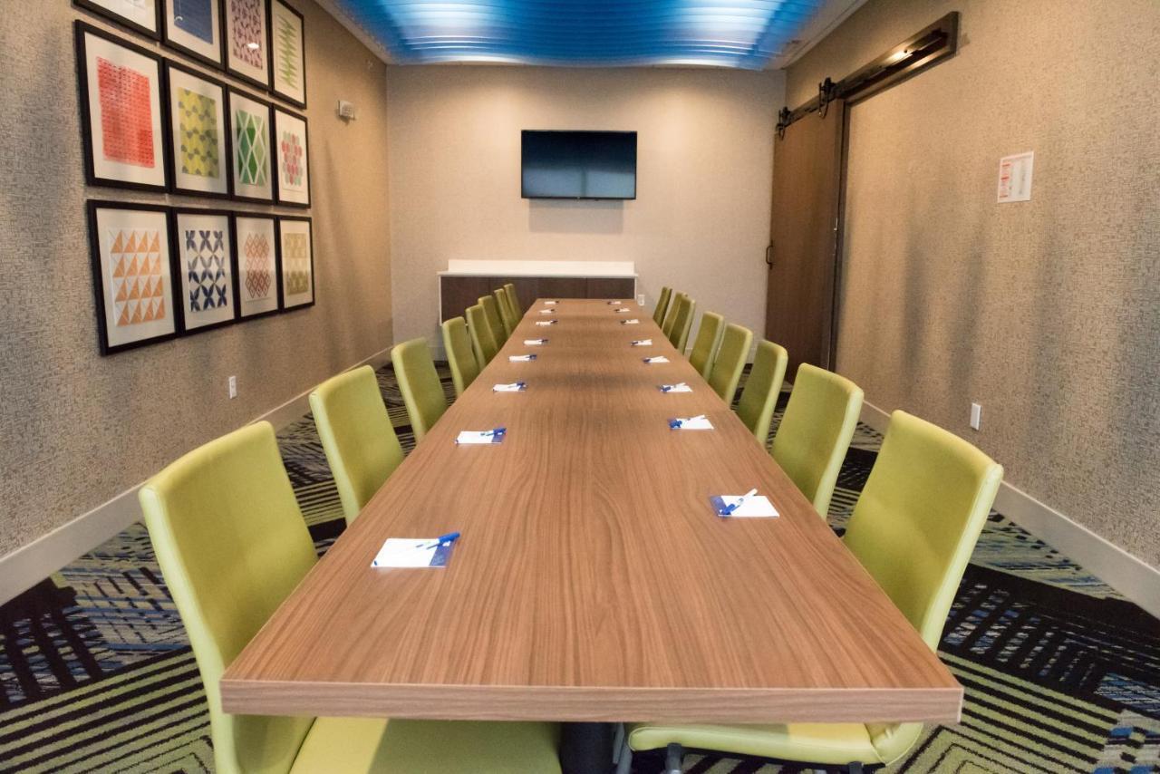 华沙东中心智选假日套房酒店 外观 照片